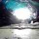 Imagen para el artículo titulado Descubre las cuevas heladas de Alaska a vista de dron